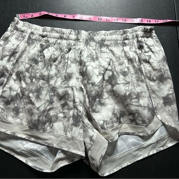 Athleta Printed Mesh Racer Run Short 4” in White Botanics - Picture 11 of 13